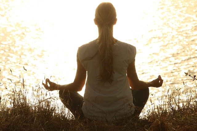 Spsoobem na wyciszenie się jest na przykład medytacja, fot. Pixabay.com