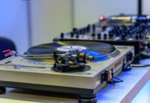 Co oznacza kontrolka kierownicy z wykrzyknikiem?