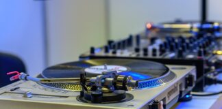 Co oznacza kontrolka kierownicy z wykrzyknikiem?