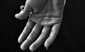 Dlaczego budzę się w nocy cały spocony?