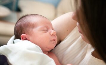 Jak się klei folię w basenie?