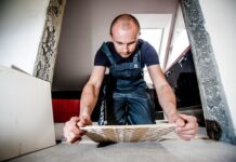 Jaki płyn znajduje się w poziomicy?